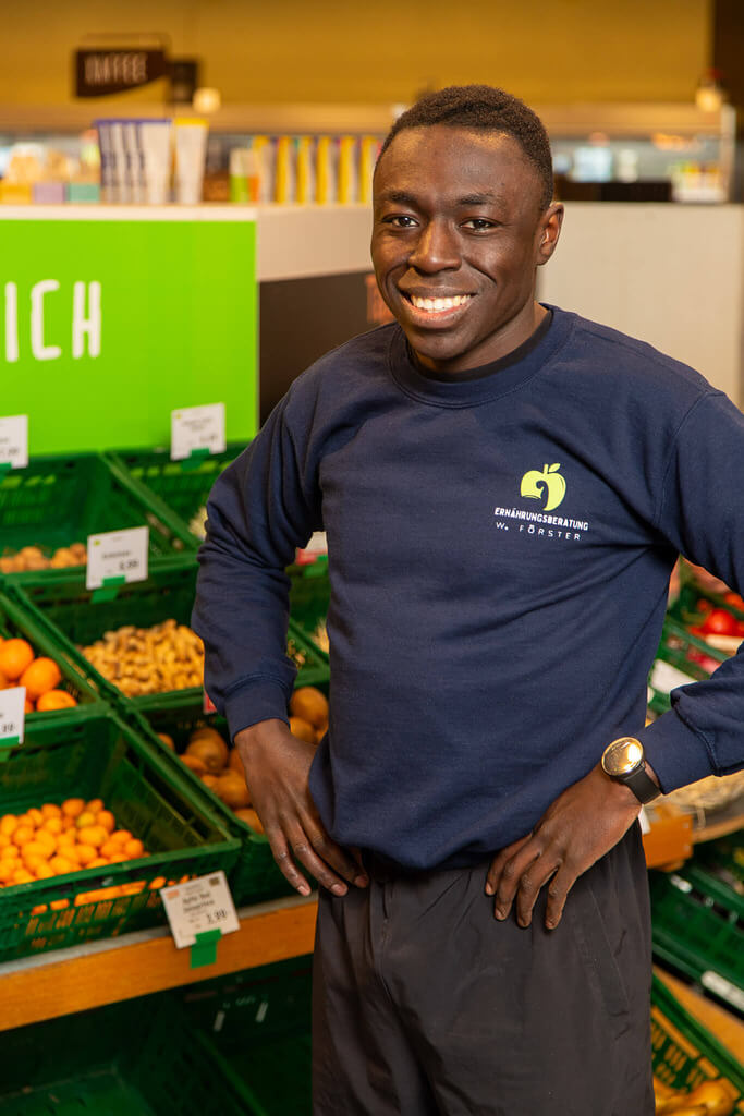 Ernährungsberater vor einem Obstregal